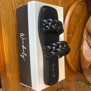 New Wonderly black braided sandals size 10